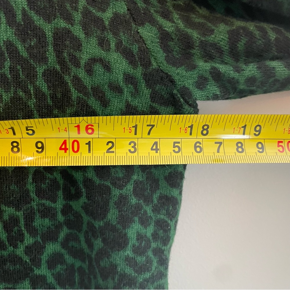 MICHAEL KORS Green Cheetah Print Lightweight Sweater - Size Medium - Picture 9 of 9